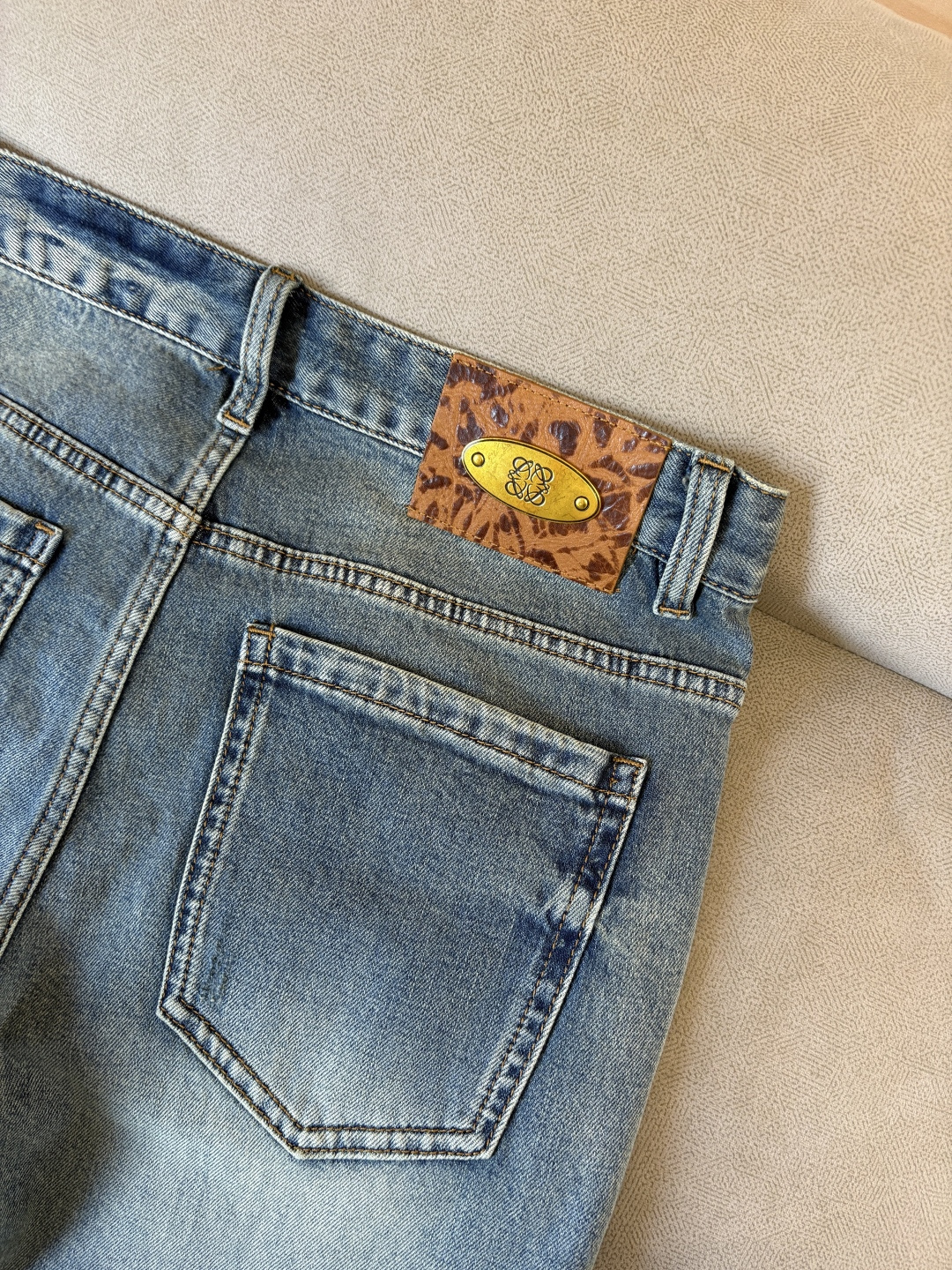 专柜🆕2026春夏设计推荐 热卖牛仔裤🆕柔软亲肤面料 奢华头层牛皮腰牌 经典蓝洗水 专柜限量款 奢华感订