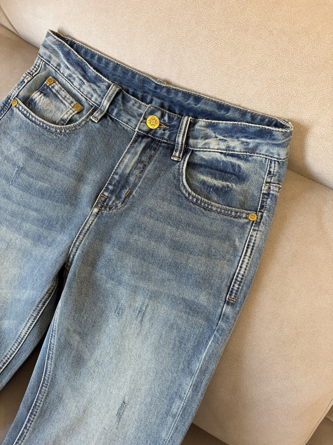 专柜🆕2026春夏设计推荐 热卖牛仔裤🆕柔软亲肤面料 奢华头层牛皮腰牌 经典蓝洗水 专柜限量款 奢华感订