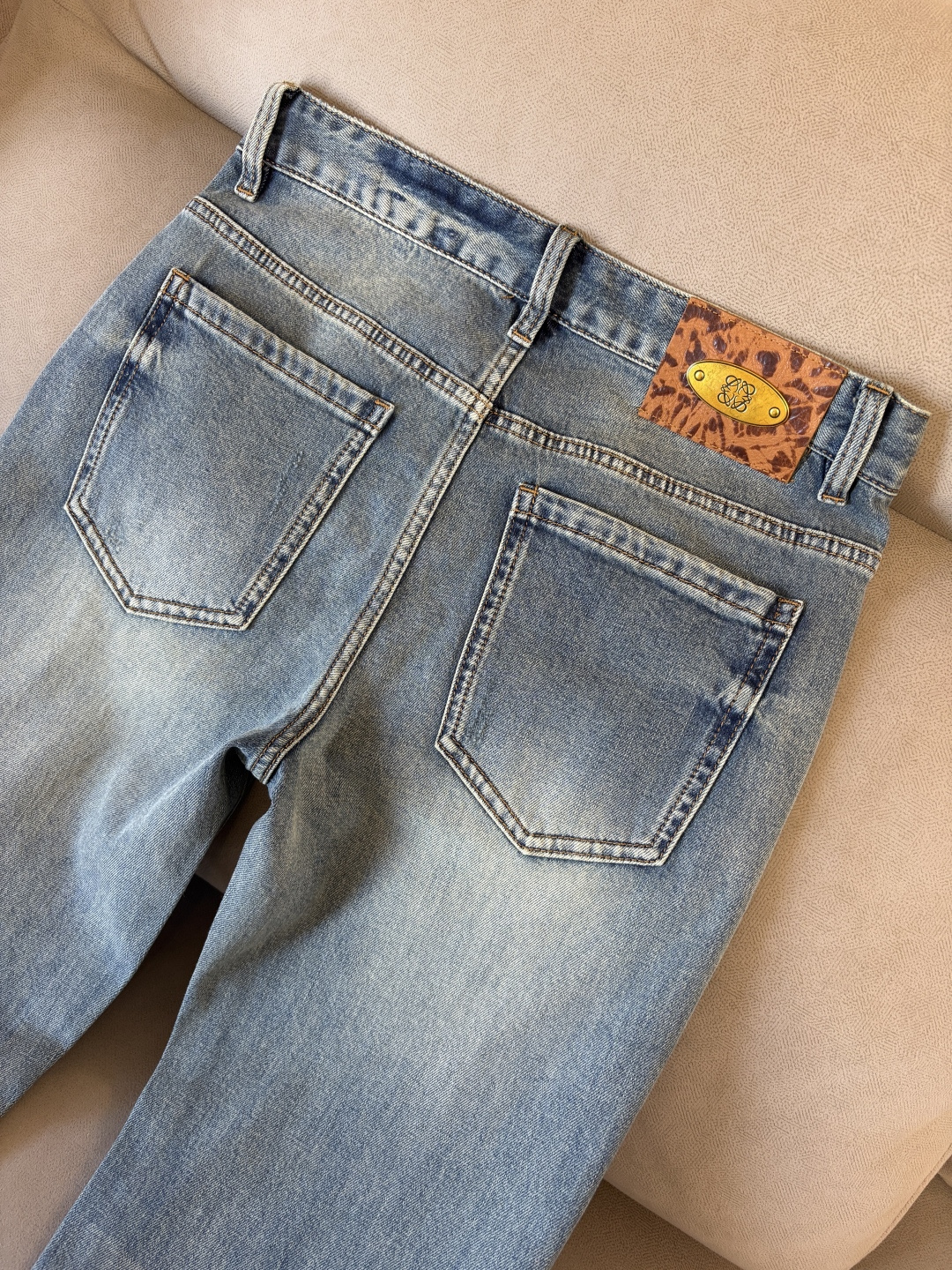 专柜🆕2026春夏设计推荐 热卖牛仔裤🆕柔软亲肤面料 奢华头层牛皮腰牌 经典蓝洗水 专柜限量款 奢华感订