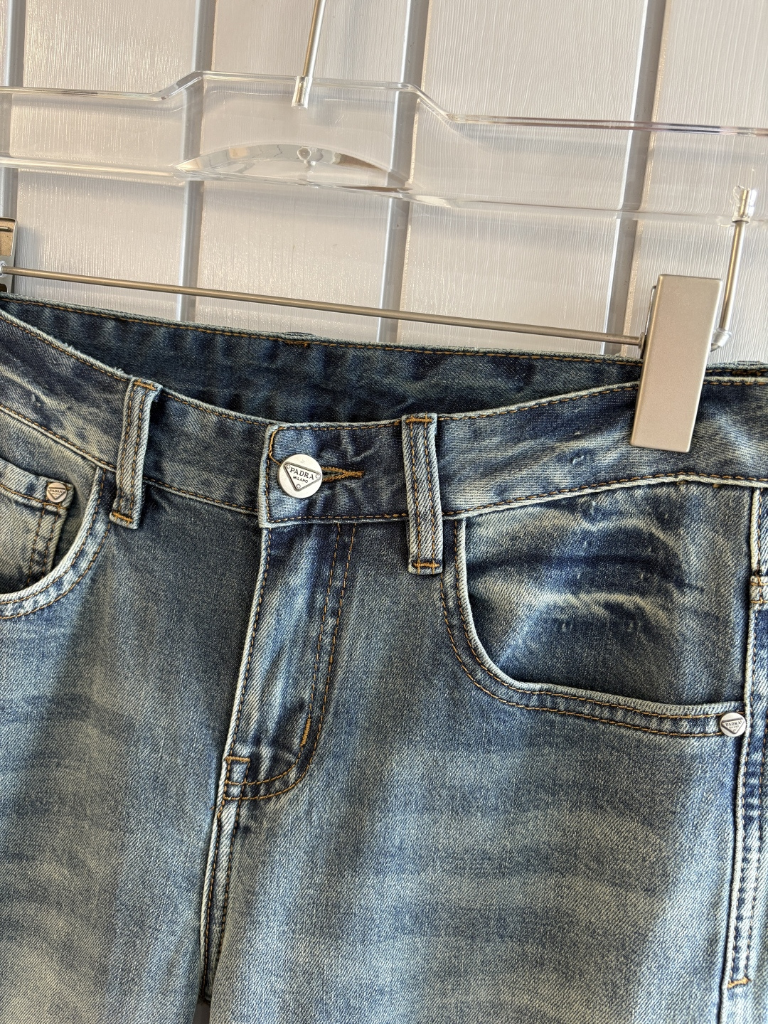 专柜🆕2026春夏设计推荐 热卖牛仔裤🆕柔软亲肤面料 奢华头层牛皮腰牌 经典蓝洗水 专柜限量款 奢华感订