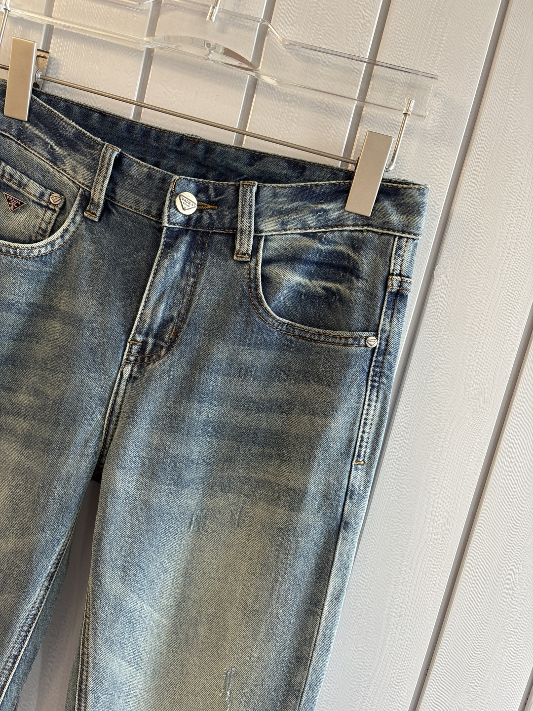 专柜🆕2026春夏设计推荐 热卖牛仔裤🆕柔软亲肤面料 奢华头层牛皮腰牌 经典蓝洗水 专柜限量款 奢华感订