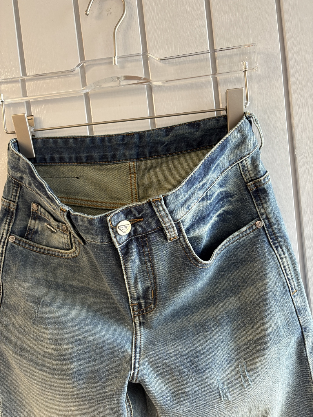 专柜🆕2026春夏设计推荐 热卖牛仔裤🆕柔软亲肤面料 奢华头层牛皮腰牌 经典蓝洗水 专柜限量款 奢华感订