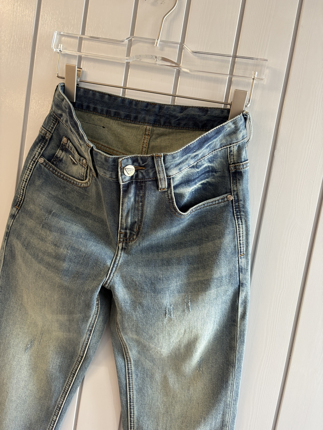 专柜🆕2026春夏设计推荐 热卖牛仔裤🆕柔软亲肤面料 奢华头层牛皮腰牌 经典蓝洗水 专柜限量款 奢华感订