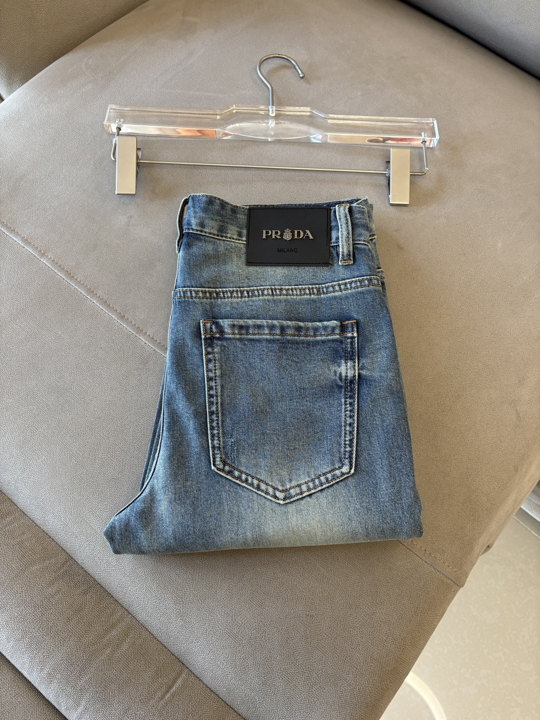 专柜🆕2026春夏设计推荐 热卖牛仔裤🆕柔软亲肤面料 奢华头层牛皮腰牌 经典蓝洗水 专柜限量款 奢华感订