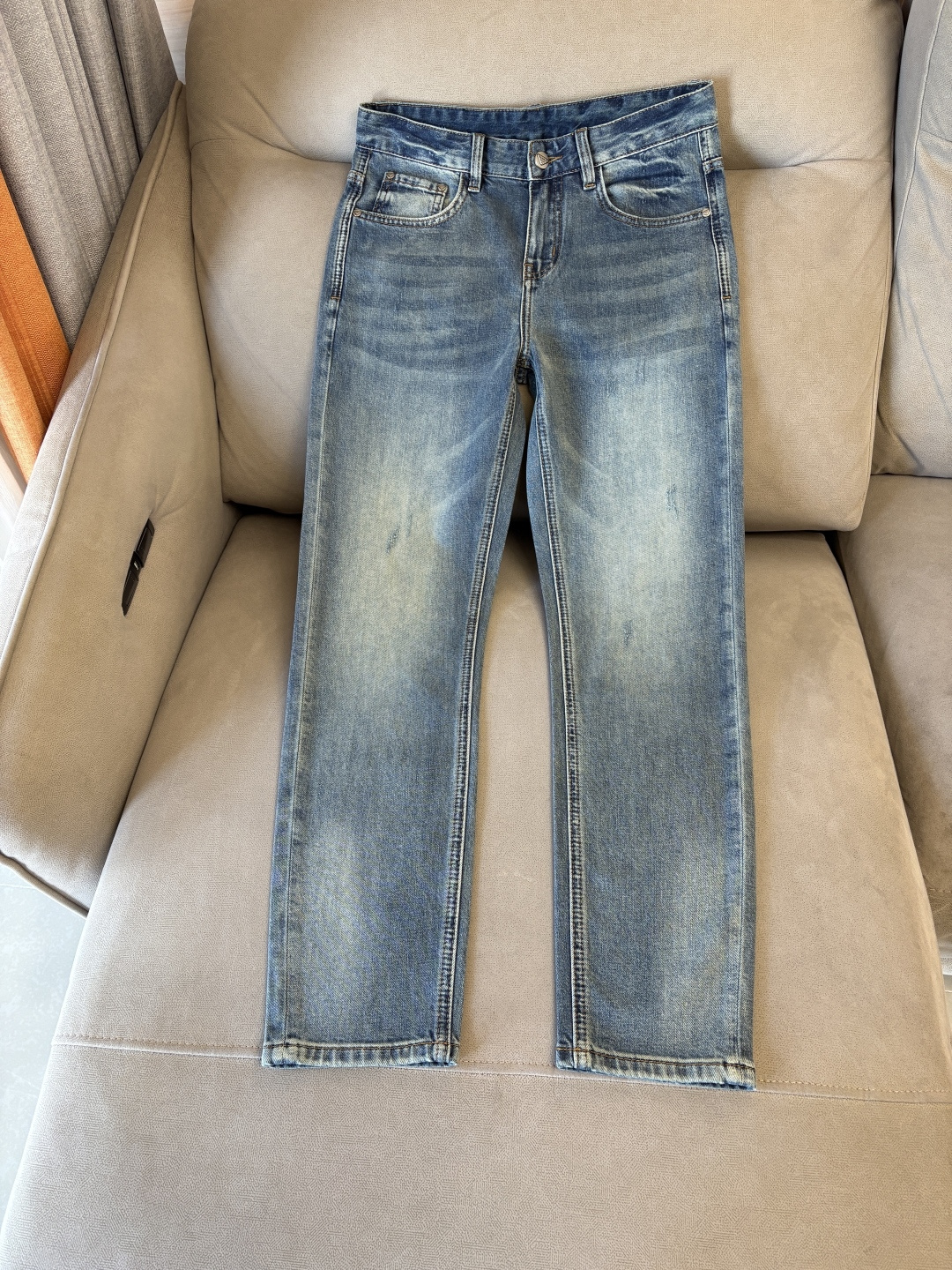 专柜🆕2026春夏设计推荐 热卖牛仔裤🆕柔软亲肤面料 奢华头层牛皮腰牌 经典蓝洗水 专柜限量款 奢华感订
