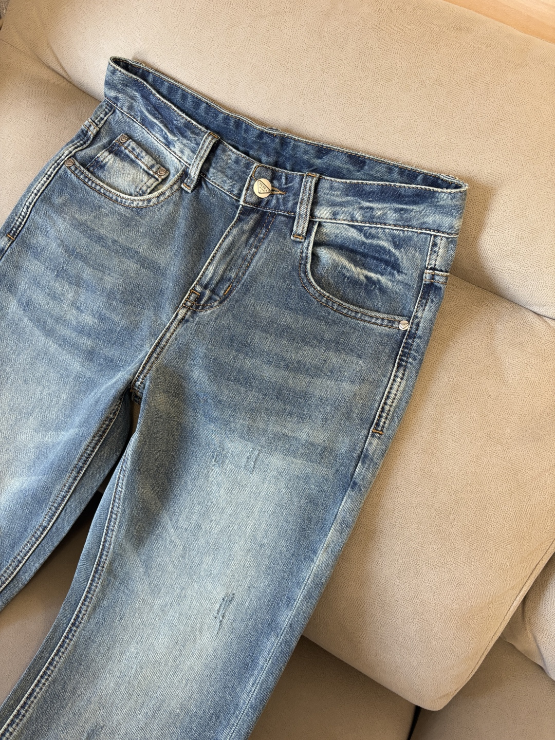 专柜🆕2026春夏设计推荐 热卖牛仔裤🆕柔软亲肤面料 奢华头层牛皮腰牌 经典蓝洗水 专柜限量款 奢华感订