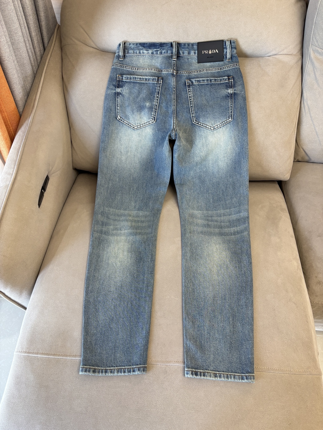 专柜🆕2026春夏设计推荐 热卖牛仔裤🆕柔软亲肤面料 奢华头层牛皮腰牌 经典蓝洗水 专柜限量款 奢华感订