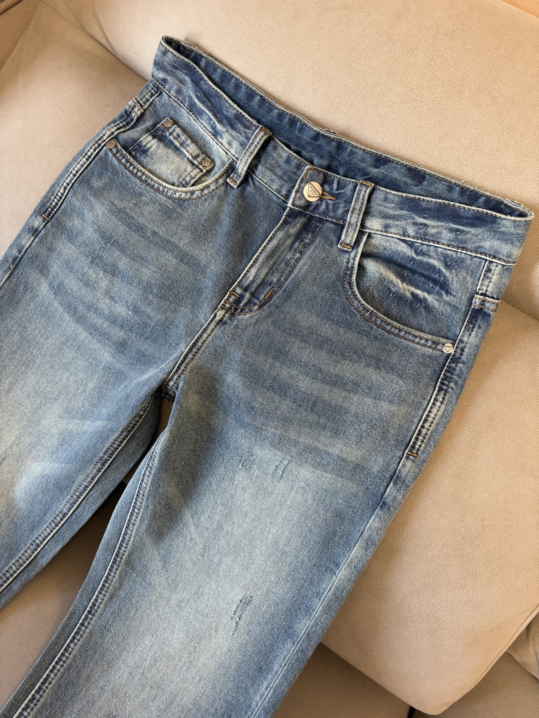 专柜🆕2026春夏设计推荐 热卖牛仔裤🆕柔软亲肤面料 奢华头层牛皮腰牌 经典蓝洗水 专柜限量款 奢华感订
