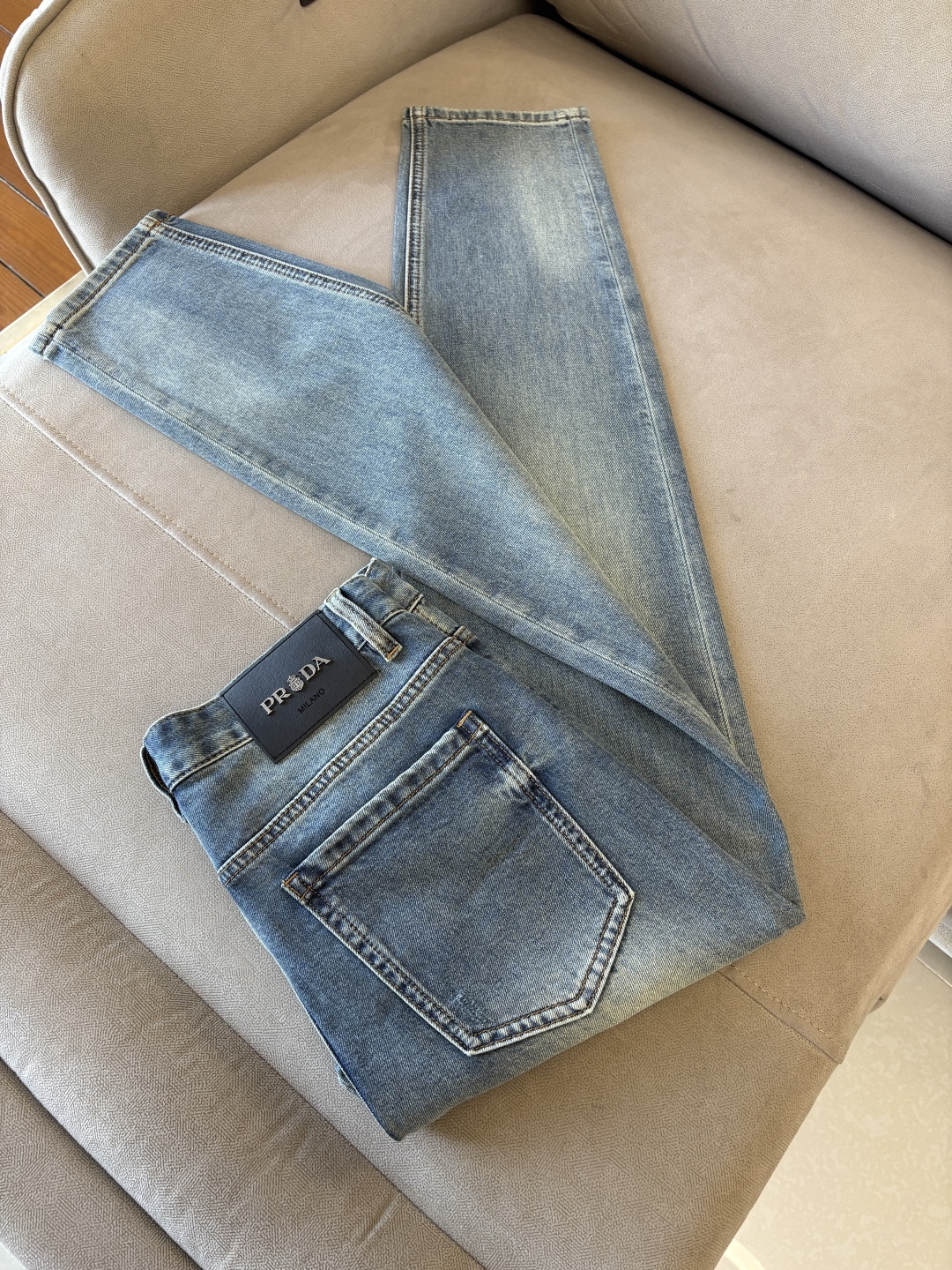 专柜🆕2026春夏设计推荐 热卖牛仔裤🆕柔软亲肤面料 奢华头层牛皮腰牌 经典蓝洗水 专柜限量款 奢华感订