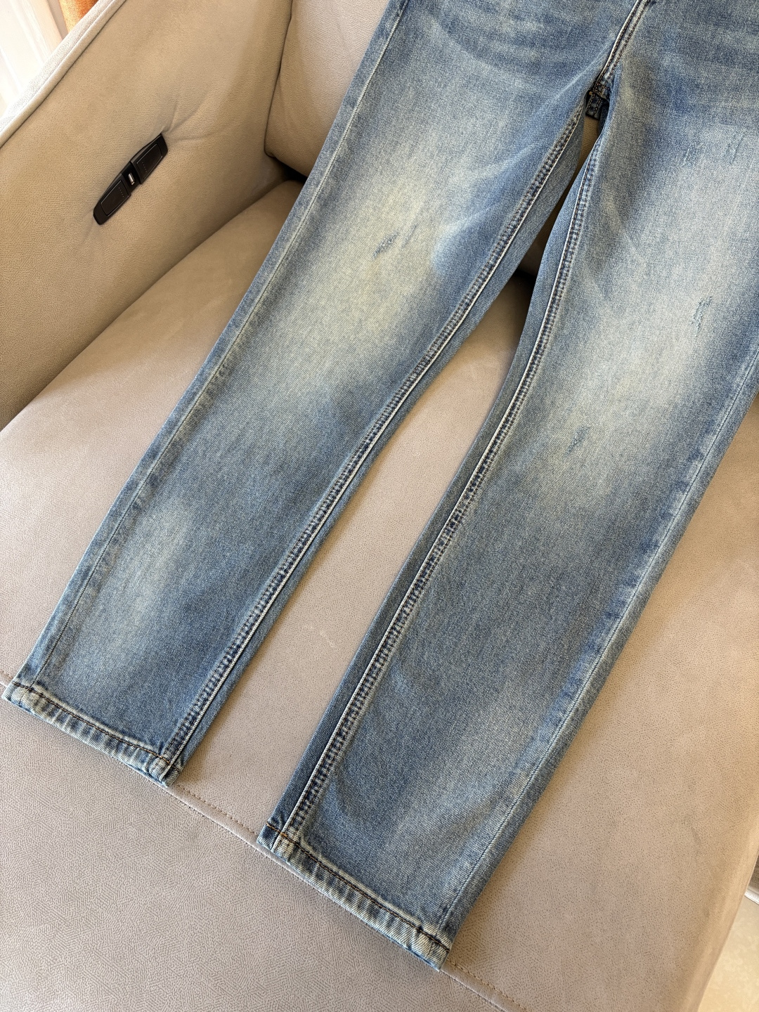 专柜🆕2026春夏设计推荐 热卖牛仔裤🆕柔软亲肤面料 奢华头层牛皮腰牌 经典蓝洗水 专柜限量款 奢华感订