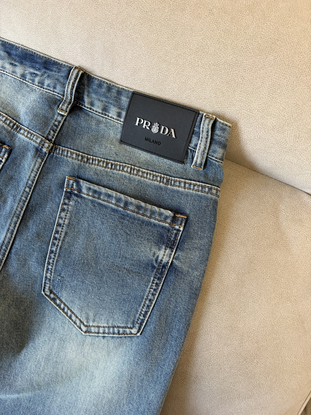 专柜🆕2026春夏设计推荐 热卖牛仔裤🆕柔软亲肤面料 奢华头层牛皮腰牌 经典蓝洗水 专柜限量款 奢华感订