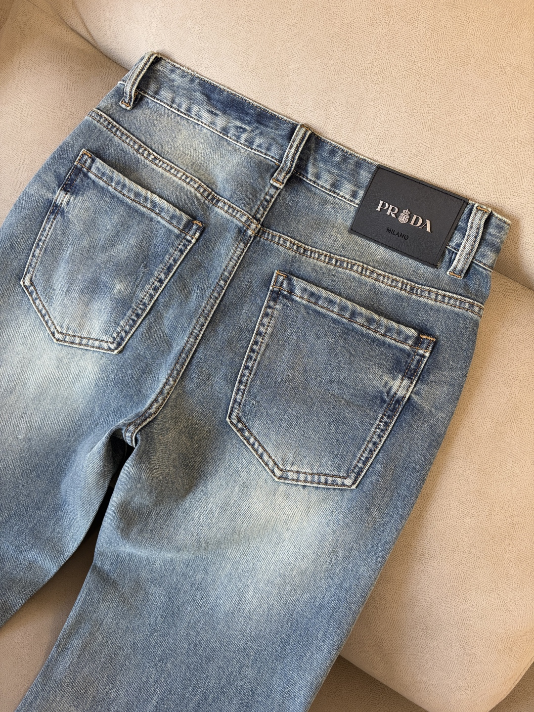 专柜🆕2026春夏设计推荐 热卖牛仔裤🆕柔软亲肤面料 奢华头层牛皮腰牌 经典蓝洗水 专柜限量款 奢华感订