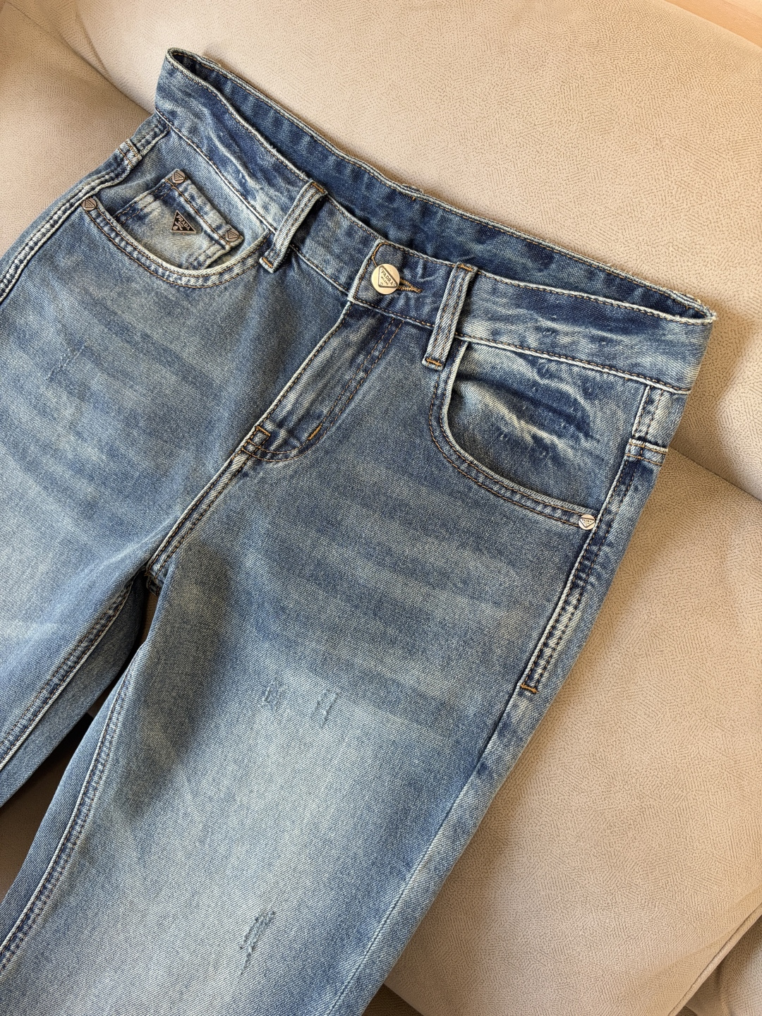 专柜🆕2026春夏设计推荐 热卖牛仔裤🆕柔软亲肤面料 奢华头层牛皮腰牌 经典蓝洗水 专柜限量款 奢华感订