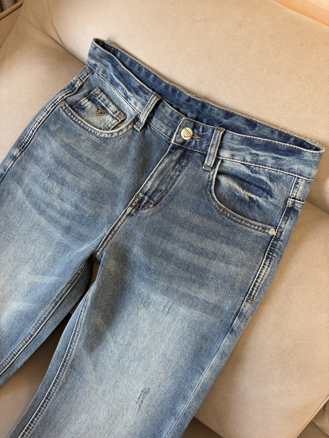 专柜🆕2026春夏设计推荐 热卖牛仔裤🆕柔软亲肤面料 奢华头层牛皮腰牌 经典蓝洗水 专柜限量款 奢华感订