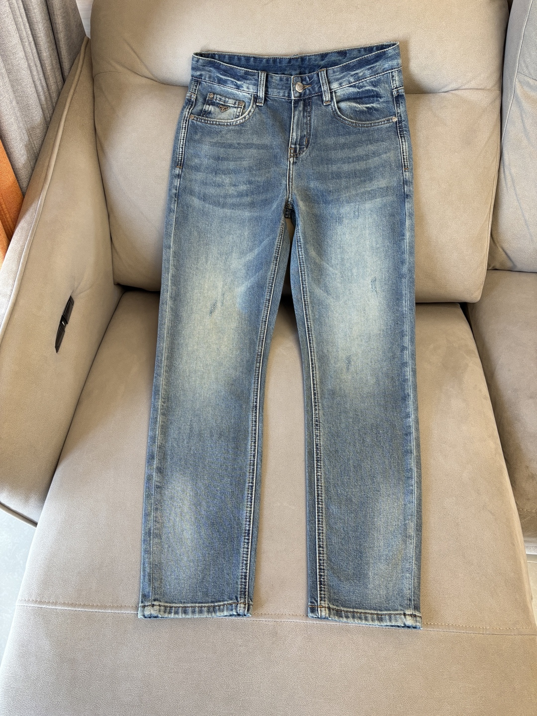 专柜🆕2026春夏设计推荐 热卖牛仔裤🆕柔软亲肤面料 奢华头层牛皮腰牌 经典蓝洗水 专柜限量款 奢华感订