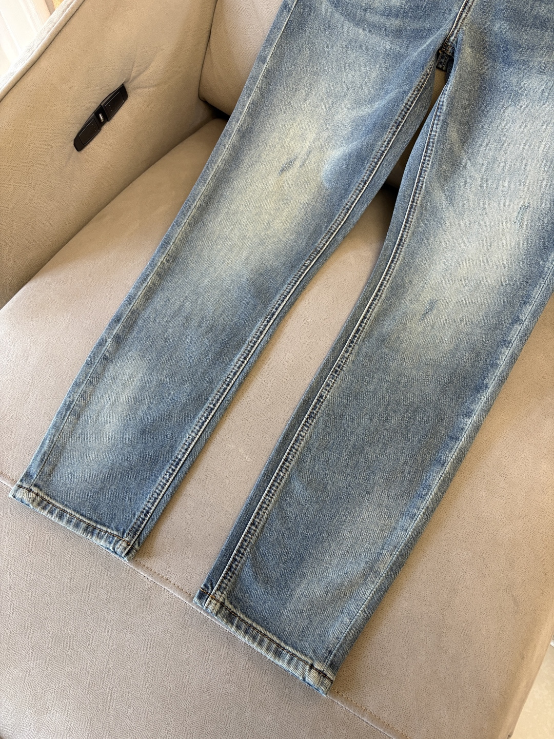 专柜🆕2026春夏设计推荐 热卖牛仔裤🆕柔软亲肤面料 奢华头层牛皮腰牌 经典蓝洗水 专柜限量款 奢华感订