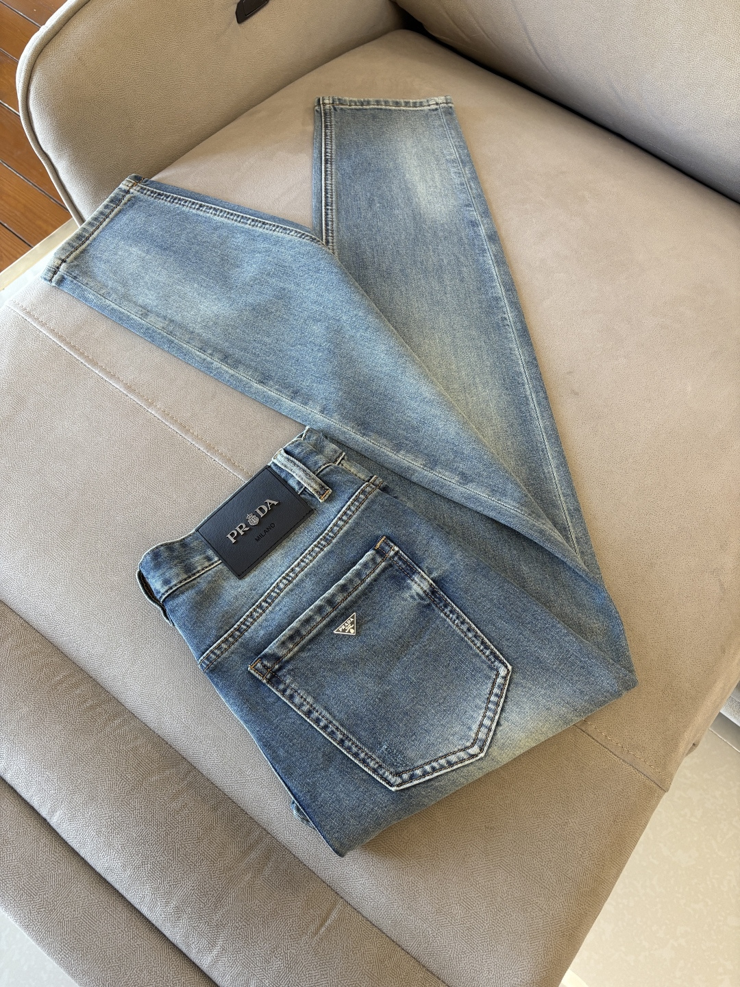 专柜🆕2026春夏设计推荐 热卖牛仔裤🆕柔软亲肤面料 奢华头层牛皮腰牌 经典蓝洗水 专柜限量款 奢华感订