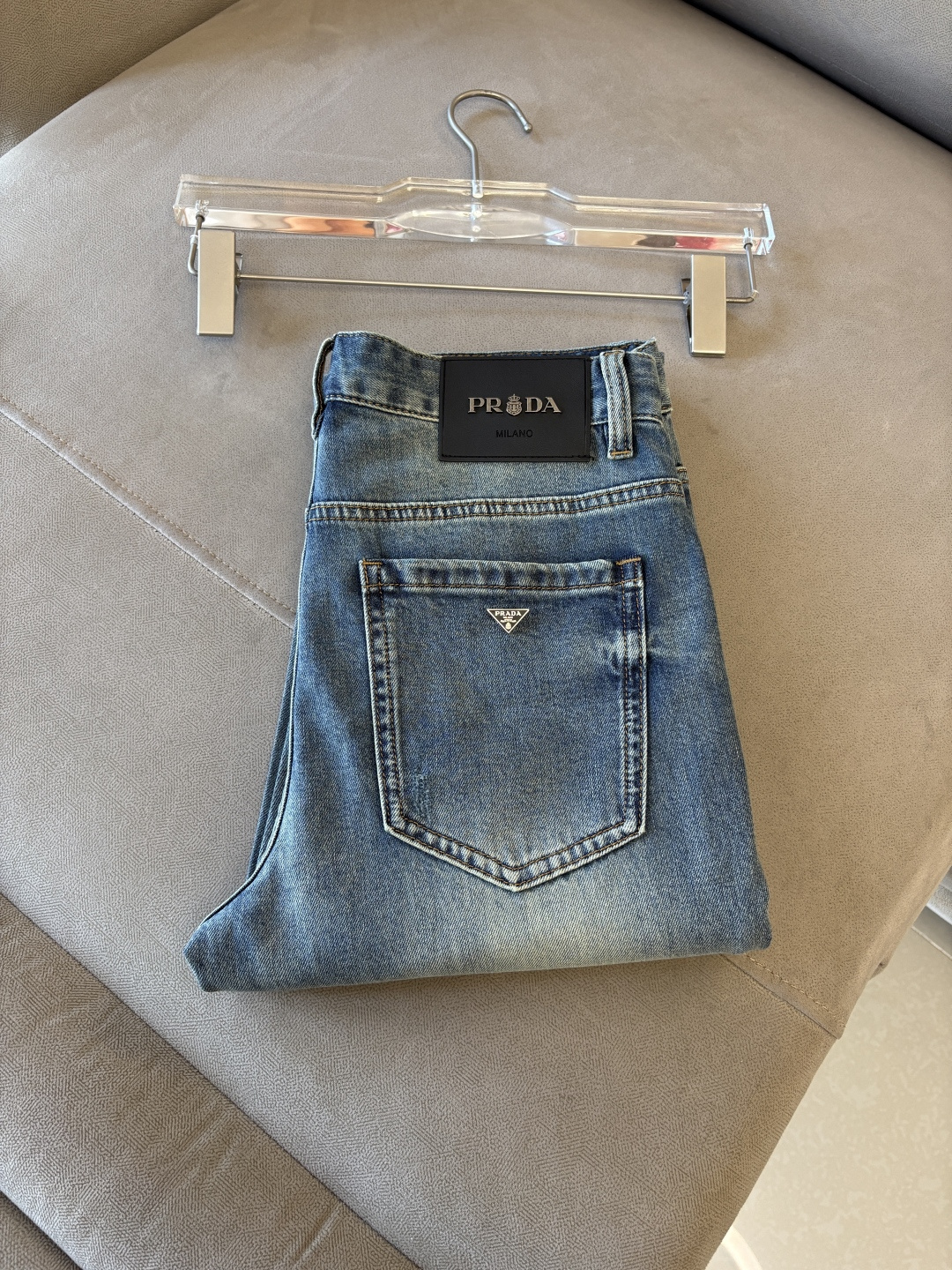 专柜🆕2026春夏设计推荐 热卖牛仔裤🆕柔软亲肤面料 奢华头层牛皮腰牌 经典蓝洗水 专柜限量款 奢华感订