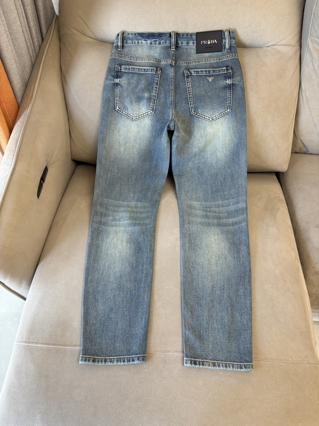 专柜🆕2026春夏设计推荐 热卖牛仔裤🆕柔软亲肤面料 奢华头层牛皮腰牌 经典蓝洗水 专柜限量款 奢华感订