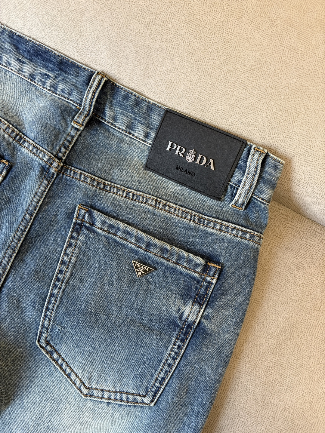 专柜🆕2026春夏设计推荐 热卖牛仔裤🆕柔软亲肤面料 奢华头层牛皮腰牌 经典蓝洗水 专柜限量款 奢华感订