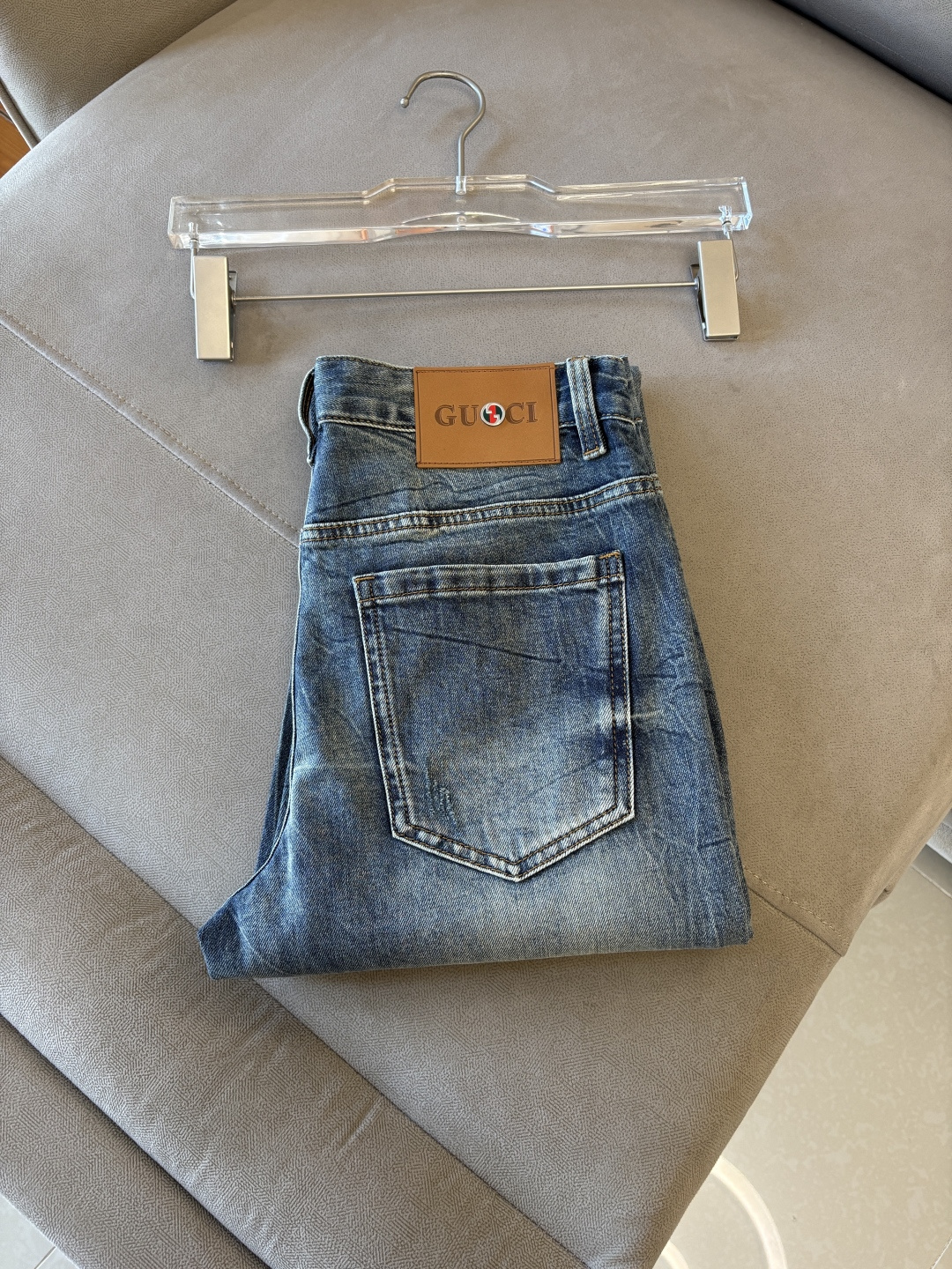 专柜🆕2026春夏设计推荐 热卖牛仔裤🆕柔软亲肤面料 奢华头层牛皮腰牌 经典蓝洗水 专柜限量款 奢华感订