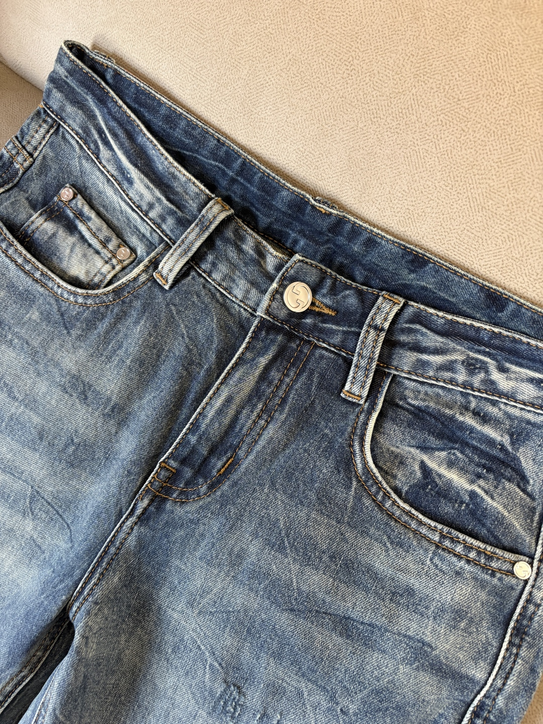 专柜🆕2026春夏设计推荐 热卖牛仔裤🆕柔软亲肤面料 奢华头层牛皮腰牌 经典蓝洗水 专柜限量款 奢华感订