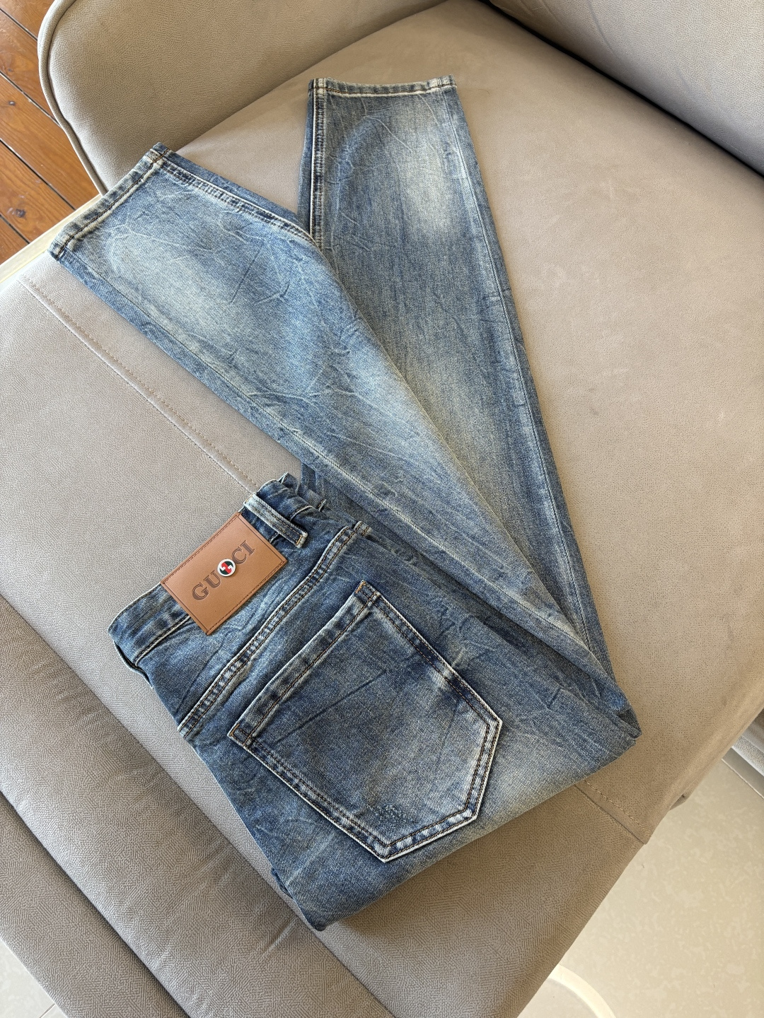 专柜🆕2026春夏设计推荐 热卖牛仔裤🆕柔软亲肤面料 奢华头层牛皮腰牌 经典蓝洗水 专柜限量款 奢华感订