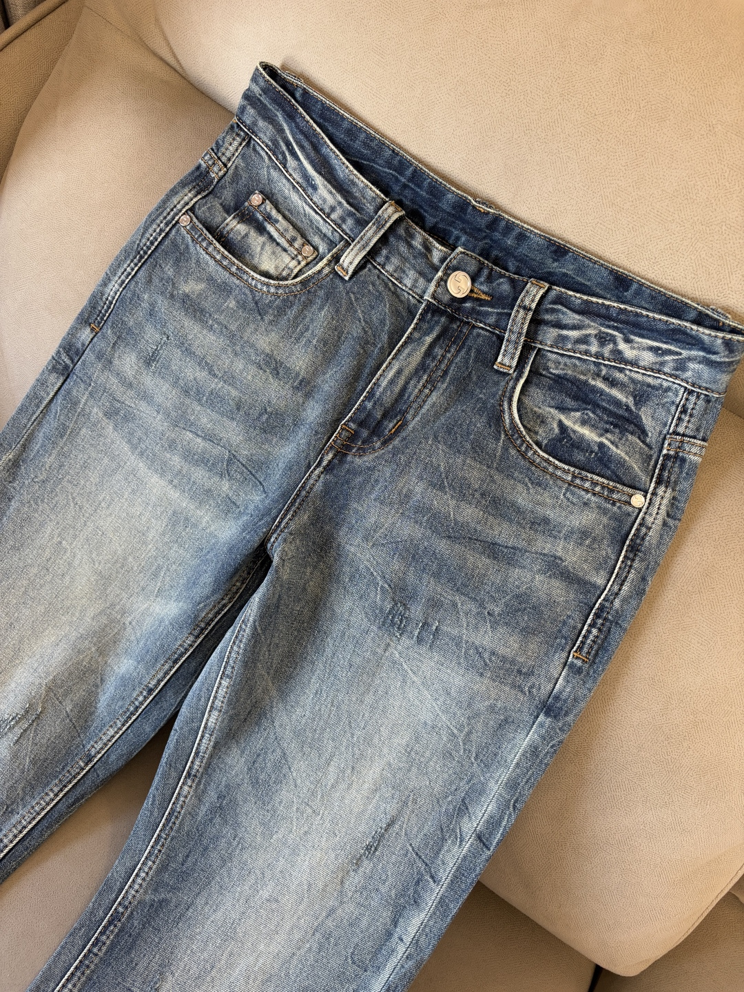 专柜🆕2026春夏设计推荐 热卖牛仔裤🆕柔软亲肤面料 奢华头层牛皮腰牌 经典蓝洗水 专柜限量款 奢华感订
