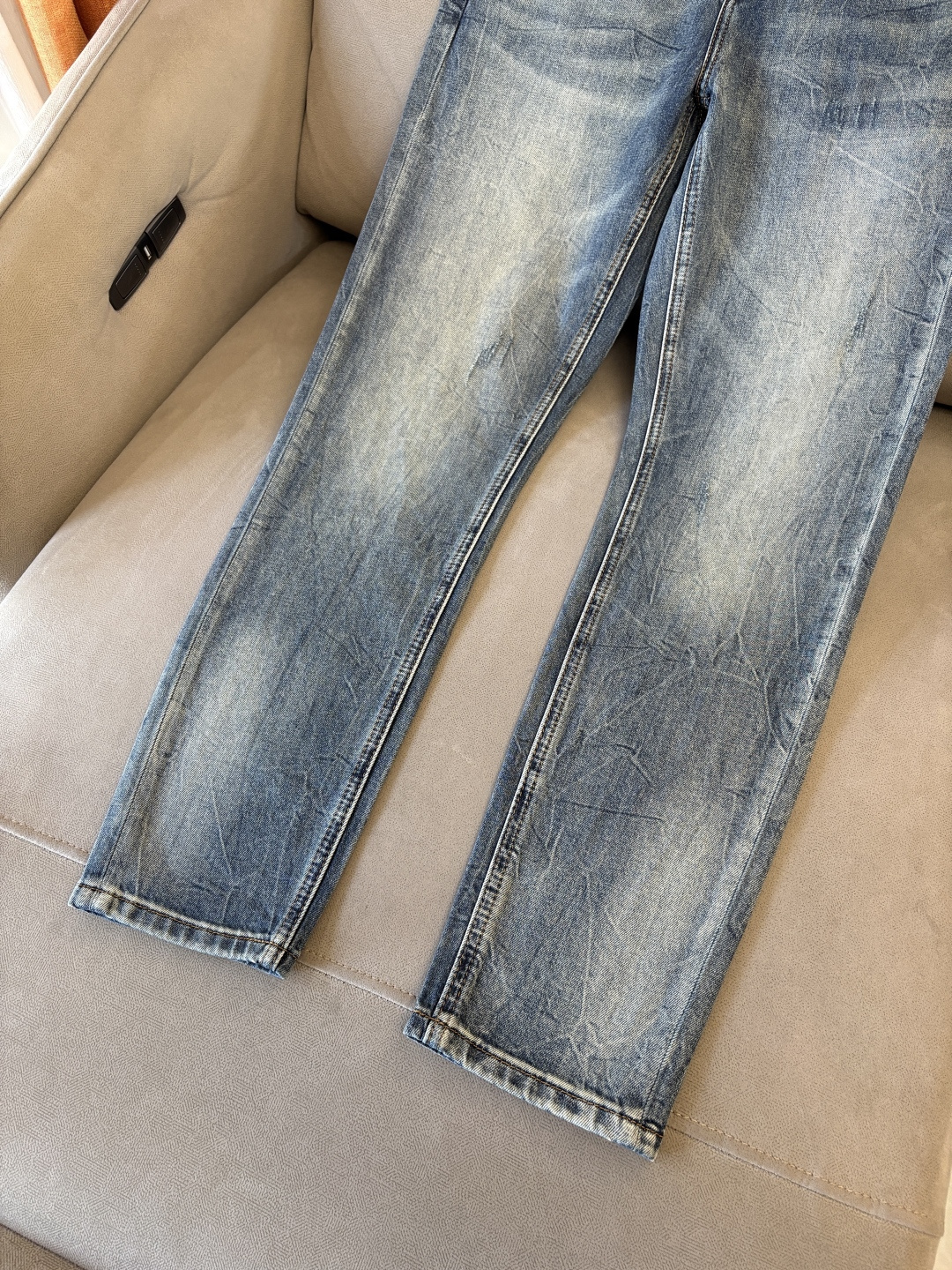 专柜🆕2026春夏设计推荐 热卖牛仔裤🆕柔软亲肤面料 奢华头层牛皮腰牌 经典蓝洗水 专柜限量款 奢华感订