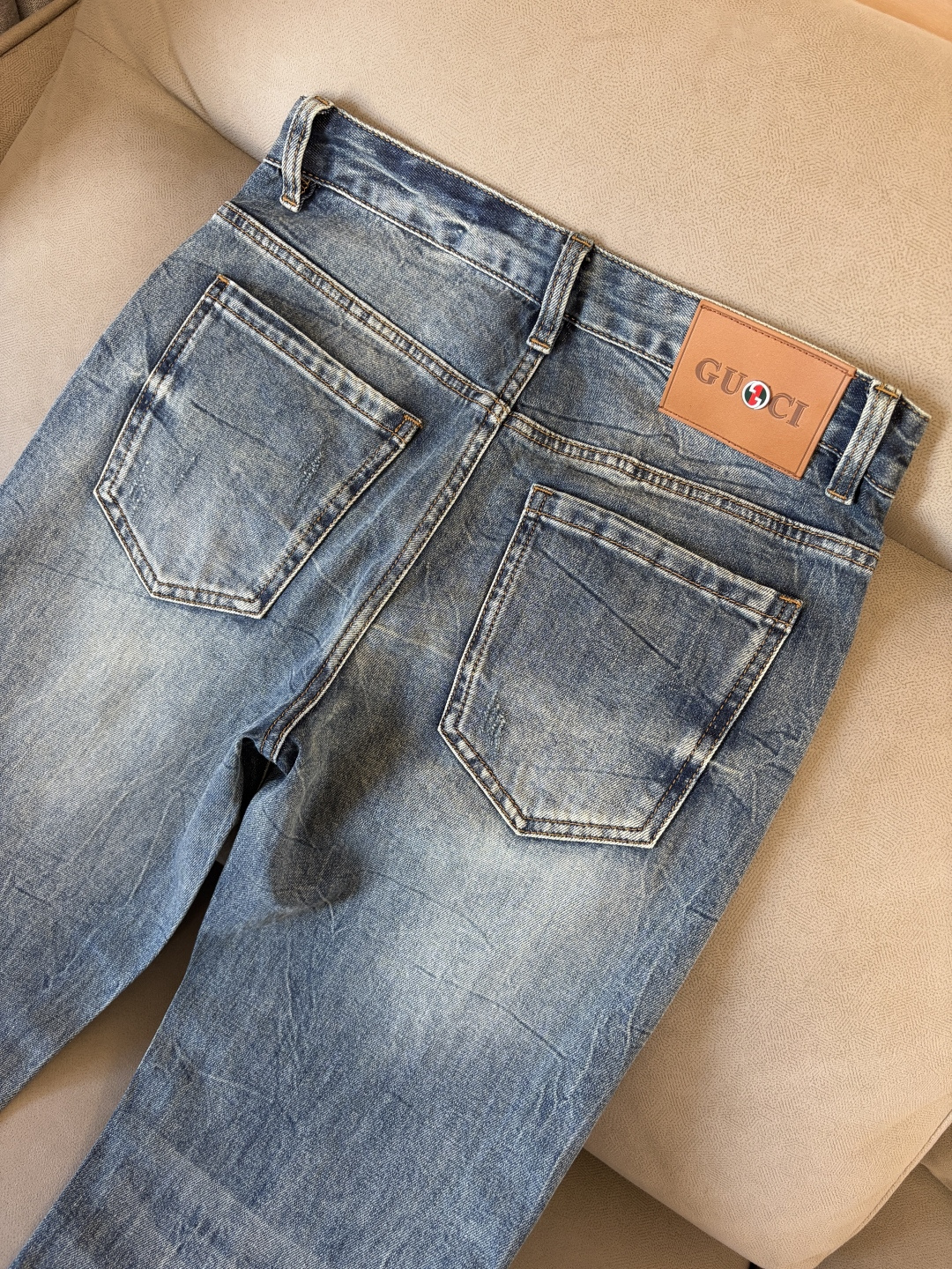 专柜🆕2026春夏设计推荐 热卖牛仔裤🆕柔软亲肤面料 奢华头层牛皮腰牌 经典蓝洗水 专柜限量款 奢华感订