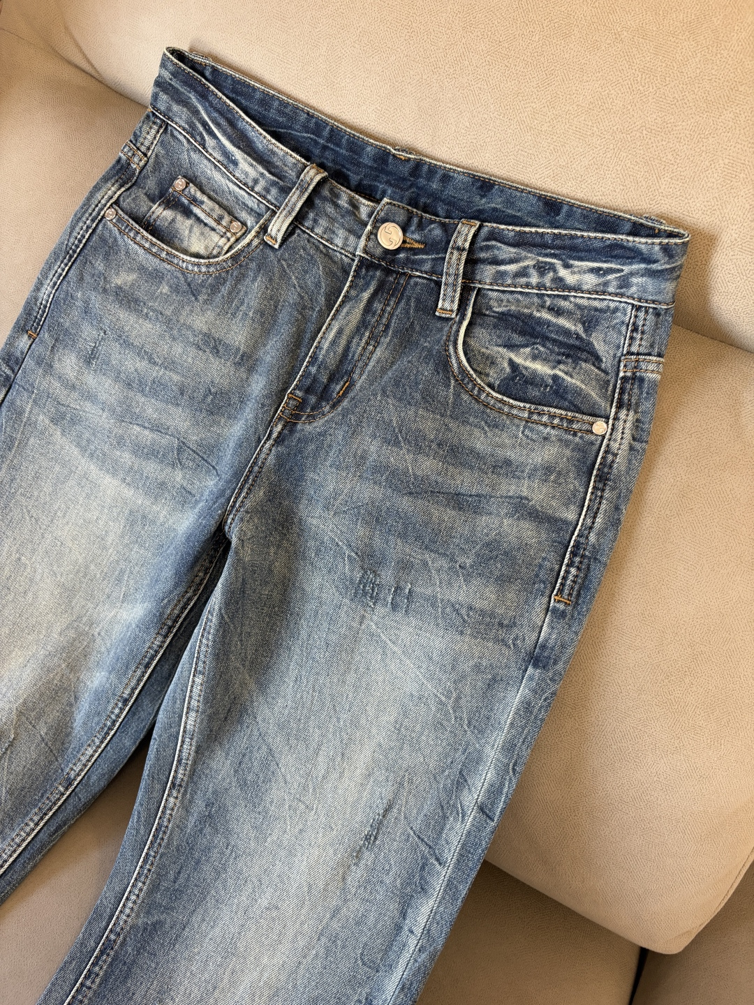 专柜🆕2026春夏设计推荐 热卖牛仔裤🆕柔软亲肤面料 奢华头层牛皮腰牌 经典蓝洗水 专柜限量款 奢华感订