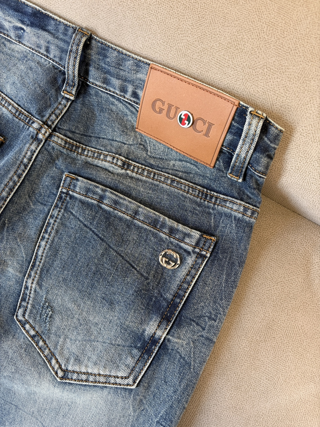 专柜🆕2026春夏设计推荐 热卖牛仔裤🆕柔软亲肤面料 奢华头层牛皮腰牌 经典蓝洗水 专柜限量款 奢华感订