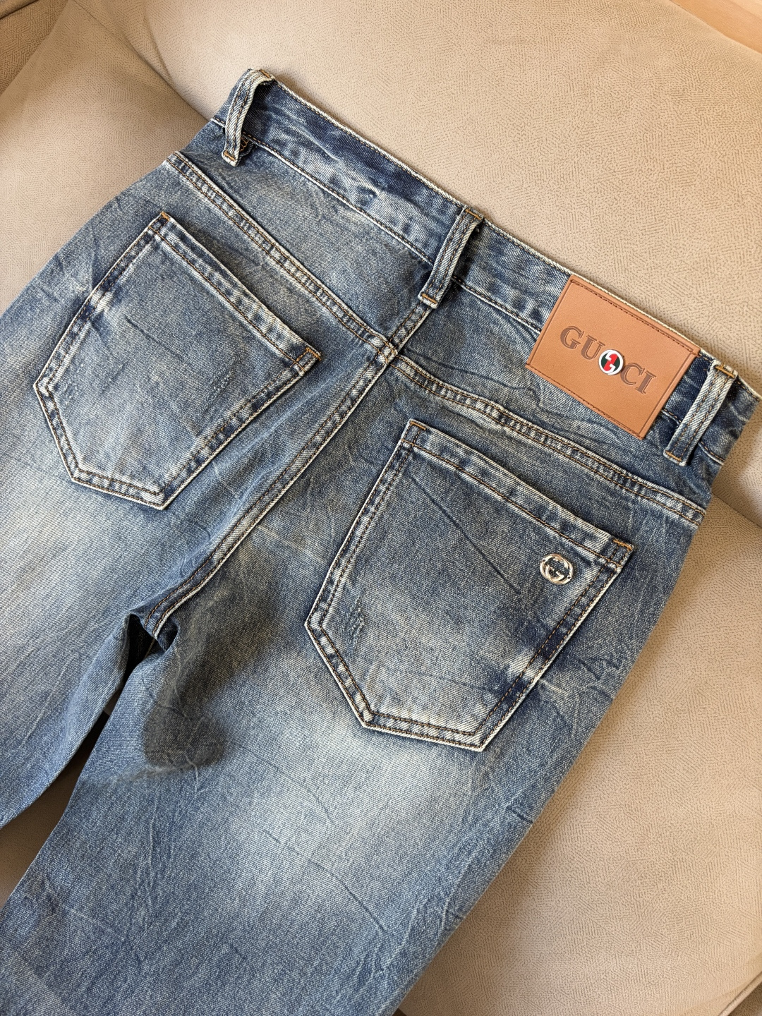 专柜🆕2026春夏设计推荐 热卖牛仔裤🆕柔软亲肤面料 奢华头层牛皮腰牌 经典蓝洗水 专柜限量款 奢华感订