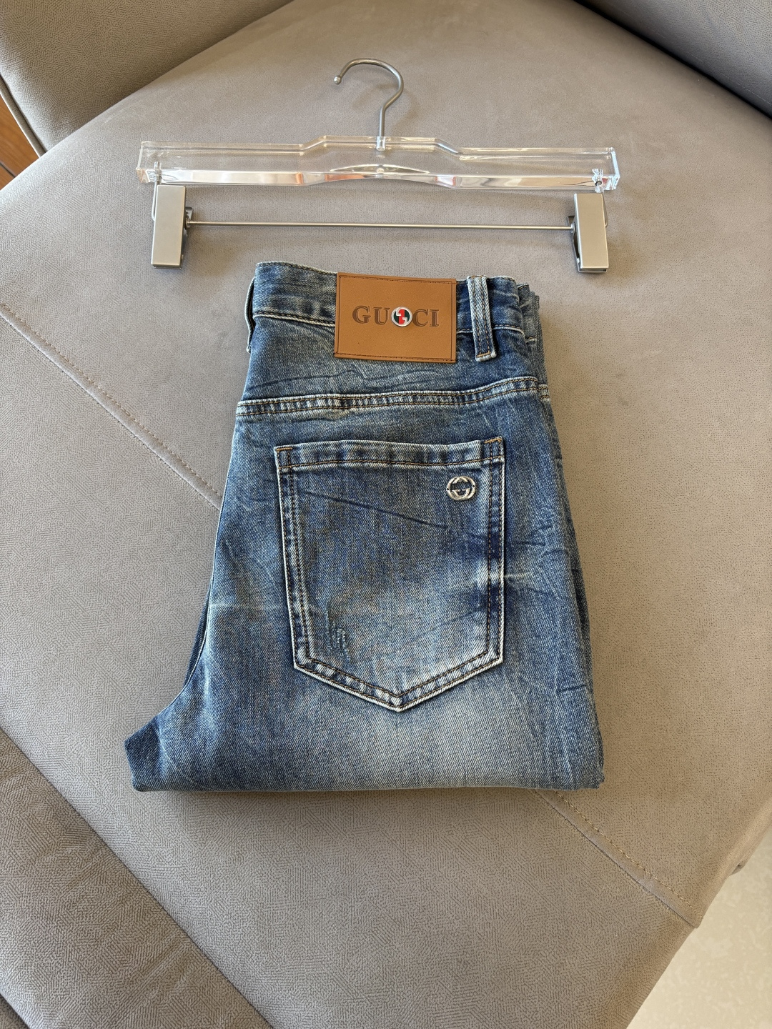 专柜🆕2026春夏设计推荐 热卖牛仔裤🆕柔软亲肤面料 奢华头层牛皮腰牌 经典蓝洗水 专柜限量款 奢华感订