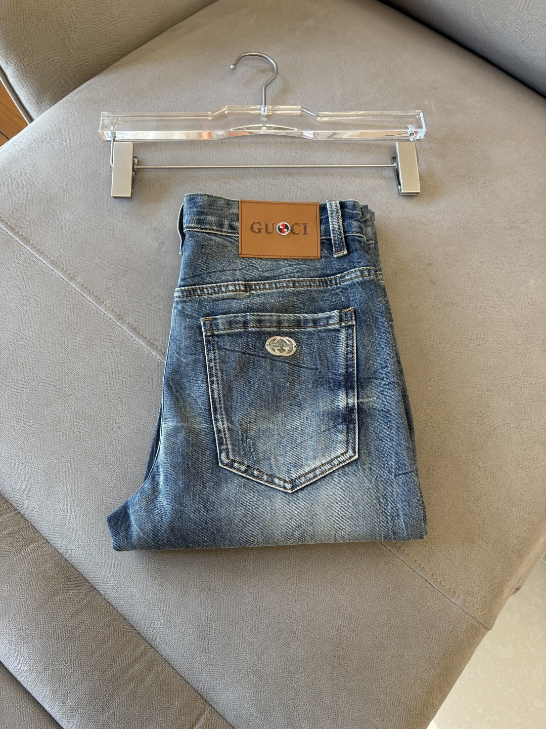 专柜🆕2026春夏设计推荐 热卖牛仔裤🆕柔软亲肤面料 奢华头层牛皮腰牌 经典蓝洗水 专柜限量款 奢华感订