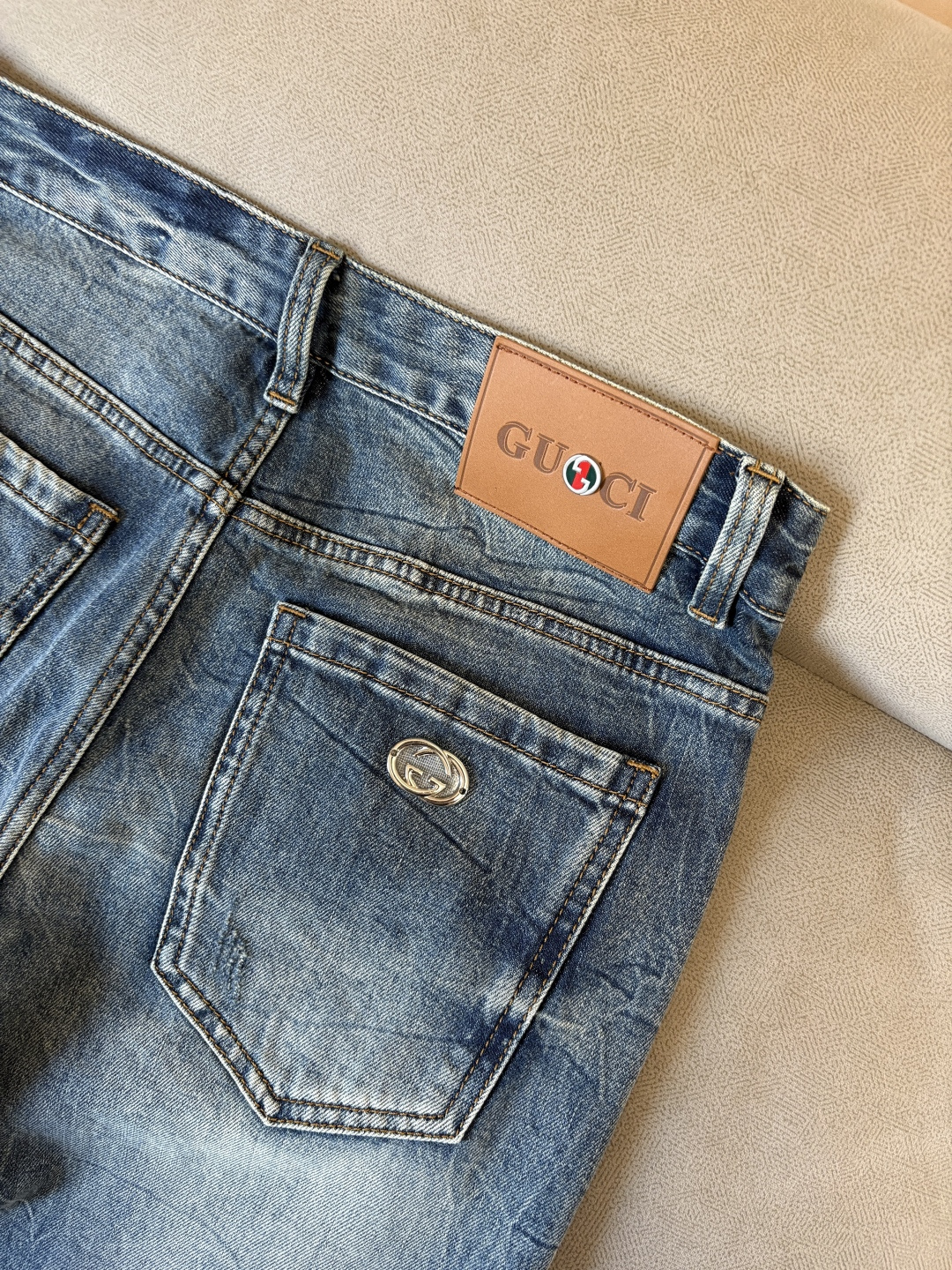 专柜🆕2026春夏设计推荐 热卖牛仔裤🆕柔软亲肤面料 奢华头层牛皮腰牌 经典蓝洗水 专柜限量款 奢华感订