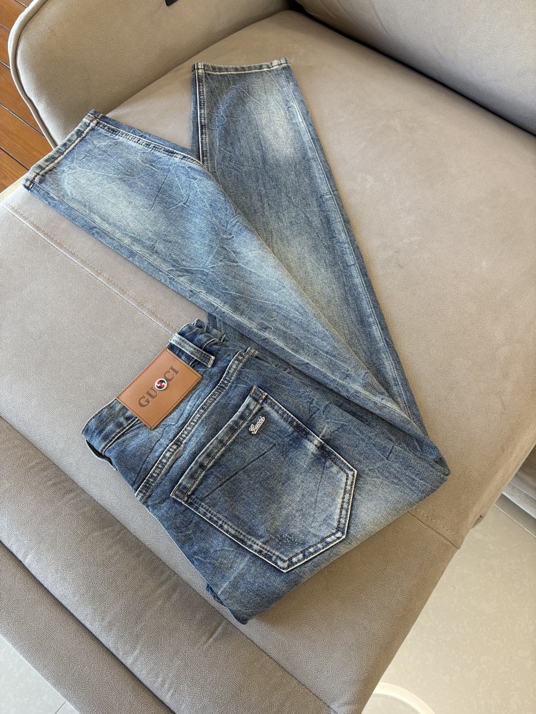 专柜🆕2026春夏设计推荐 热卖牛仔裤🆕柔软亲肤面料 奢华头层牛皮腰牌 经典蓝洗水 专柜限量款 奢华感订