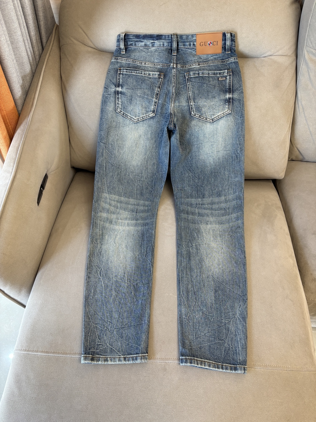 专柜🆕2026春夏设计推荐 热卖牛仔裤🆕柔软亲肤面料 奢华头层牛皮腰牌 经典蓝洗水 专柜限量款 奢华感订