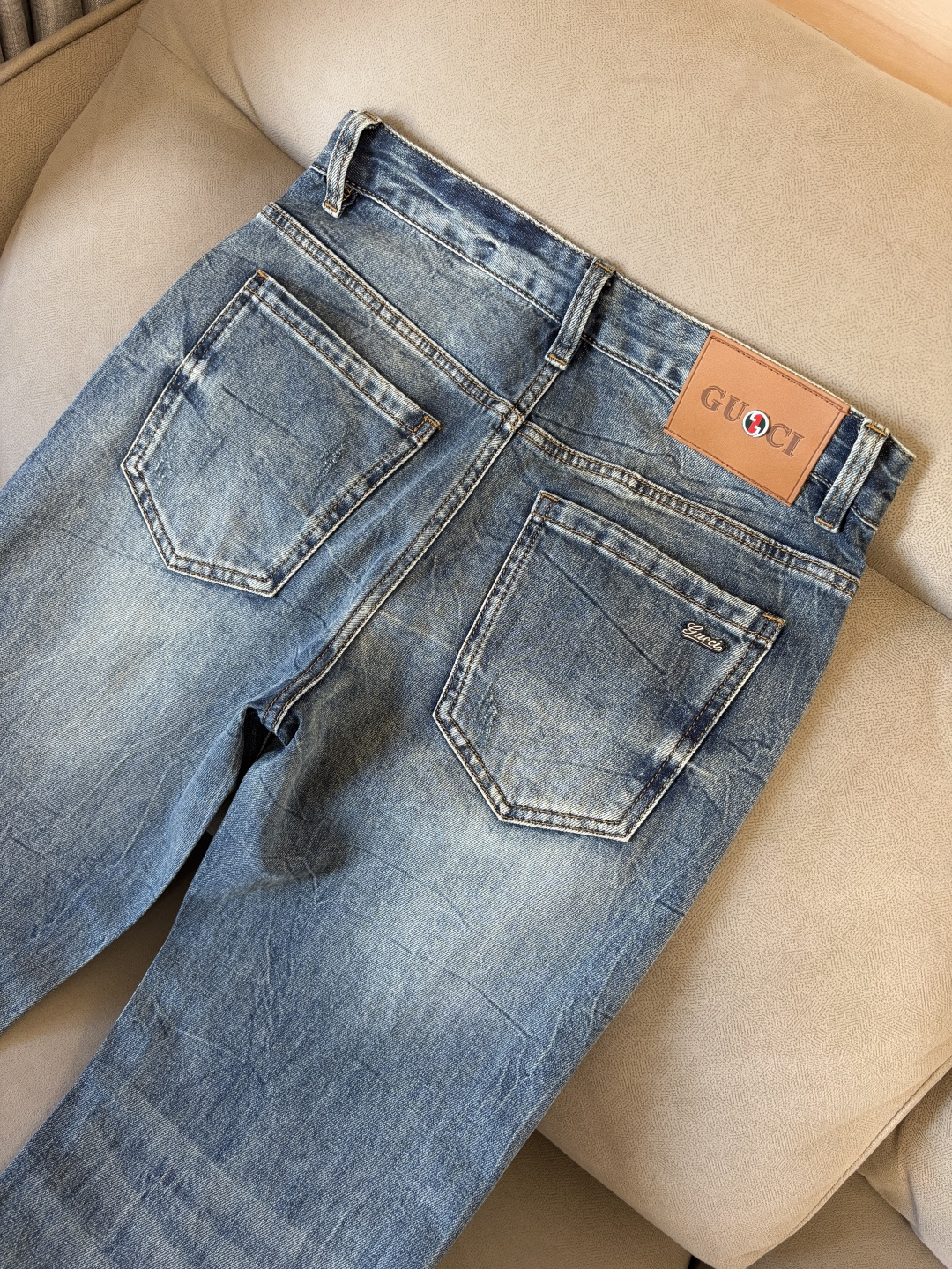 专柜🆕2026春夏设计推荐 热卖牛仔裤🆕柔软亲肤面料 奢华头层牛皮腰牌 经典蓝洗水 专柜限量款 奢华感订