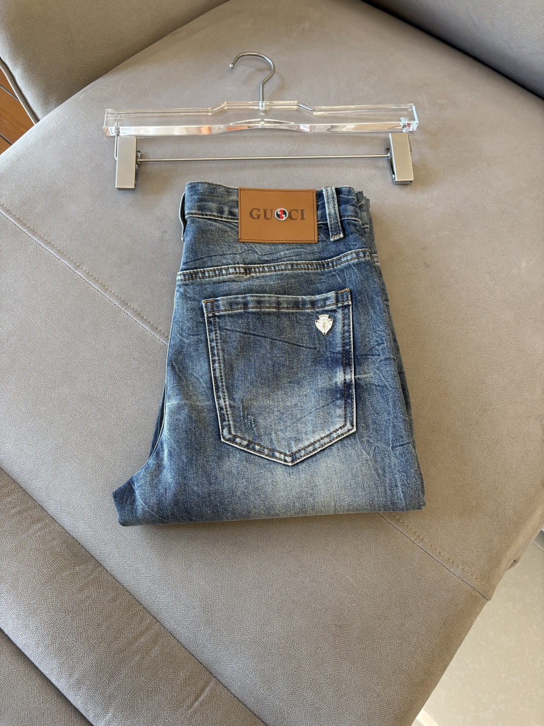 专柜🆕2026春夏设计推荐 热卖牛仔裤🆕柔软亲肤面料 奢华头层牛皮腰牌 经典蓝洗水 专柜限量款 奢华感订