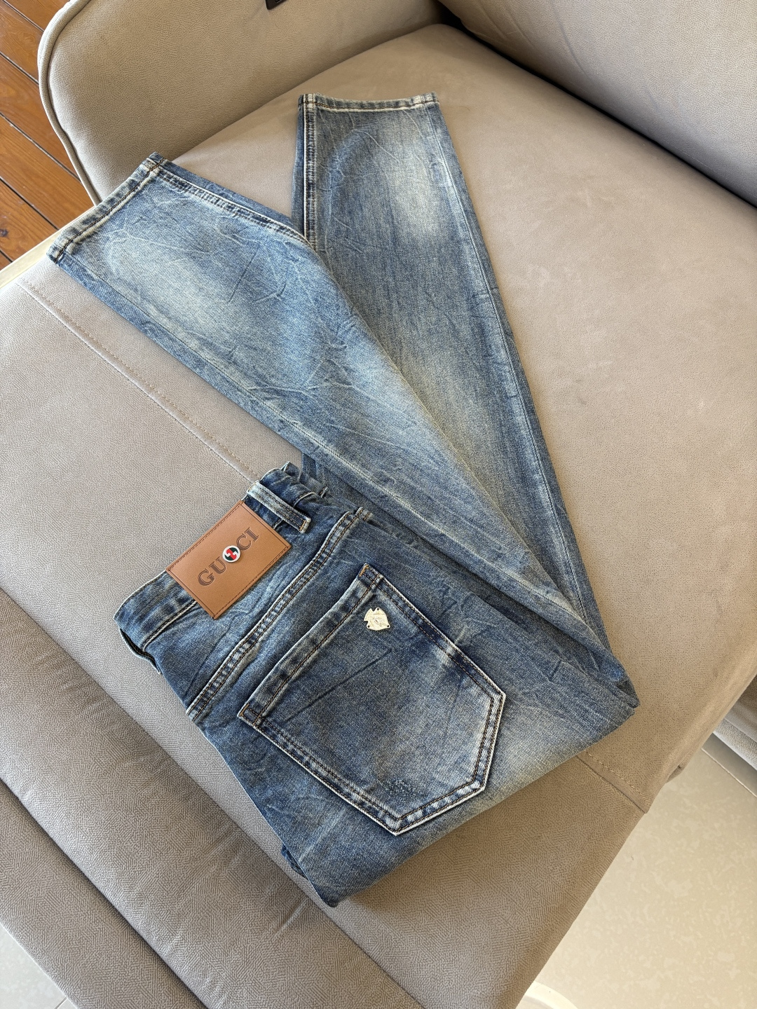 专柜🆕2026春夏设计推荐 热卖牛仔裤🆕柔软亲肤面料 奢华头层牛皮腰牌 经典蓝洗水 专柜限量款 奢华感订