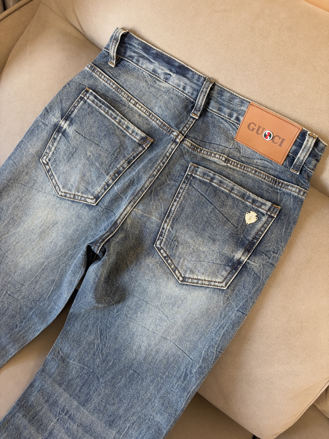 专柜🆕2026春夏设计推荐 热卖牛仔裤🆕柔软亲肤面料 奢华头层牛皮腰牌 经典蓝洗水 专柜限量款 奢华感订