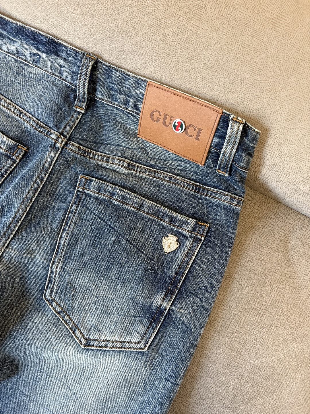 专柜🆕2026春夏设计推荐 热卖牛仔裤🆕柔软亲肤面料 奢华头层牛皮腰牌 经典蓝洗水 专柜限量款 奢华感订