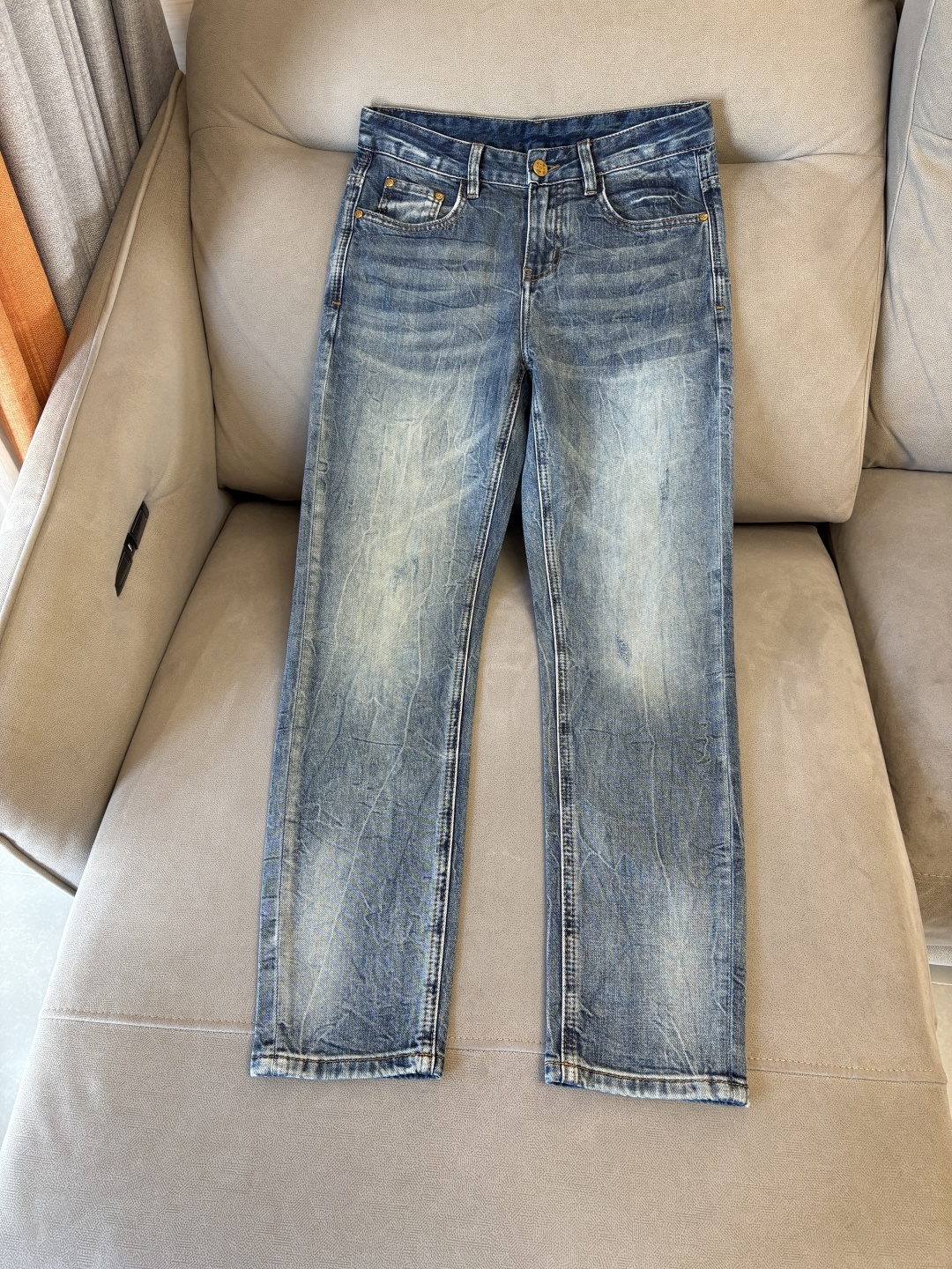 专柜🆕2026春夏设计推荐 热卖牛仔裤🆕柔软亲肤面料 奢华头层牛皮腰牌 经典蓝洗水 专柜限量款 奢华感订