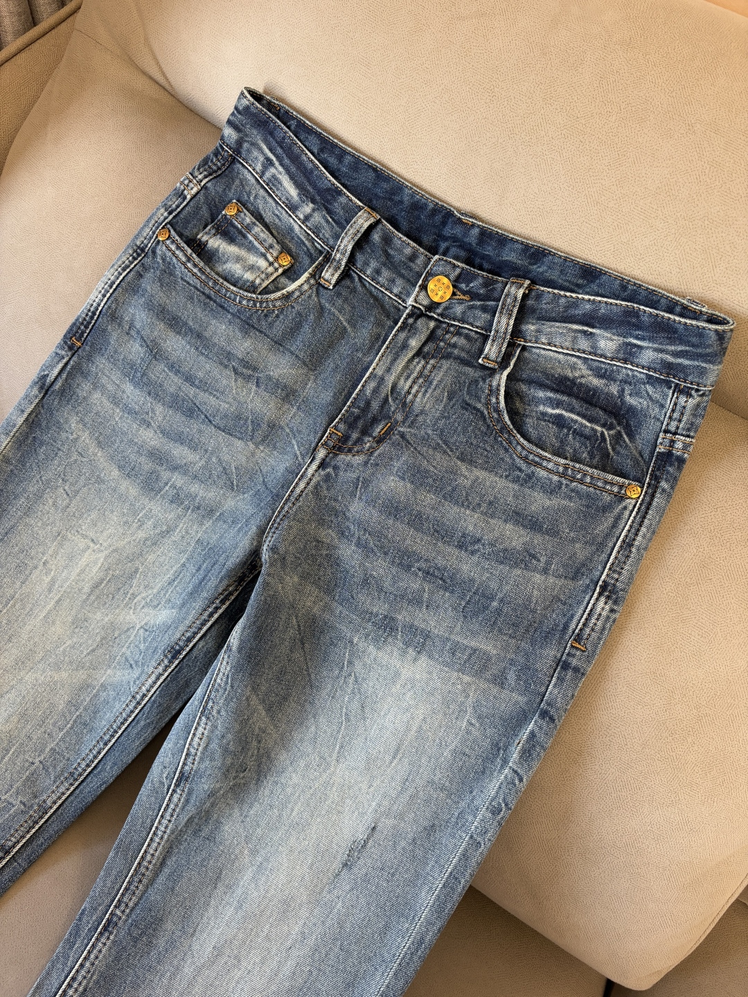 专柜🆕2026春夏设计推荐 热卖牛仔裤🆕柔软亲肤面料 奢华头层牛皮腰牌 经典蓝洗水 专柜限量款 奢华感订