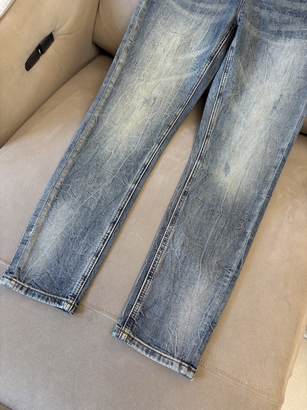 专柜🆕2026春夏设计推荐 热卖牛仔裤🆕柔软亲肤面料 奢华头层牛皮腰牌 经典蓝洗水 专柜限量款 奢华感订