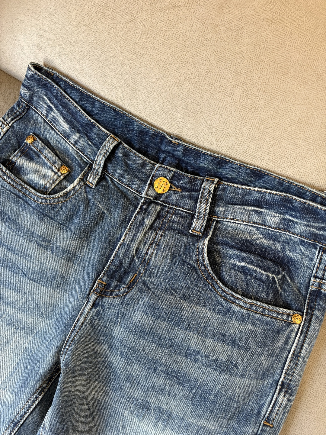 专柜🆕2026春夏设计推荐 热卖牛仔裤🆕柔软亲肤面料 奢华头层牛皮腰牌 经典蓝洗水 专柜限量款 奢华感订