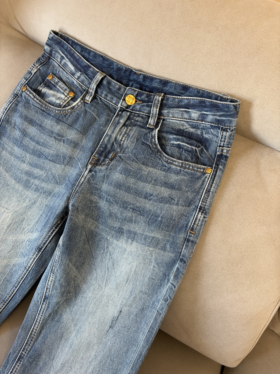 专柜🆕2026春夏设计推荐 热卖牛仔裤🆕柔软亲肤面料 奢华头层牛皮腰牌 经典蓝洗水 专柜限量款 奢华感订