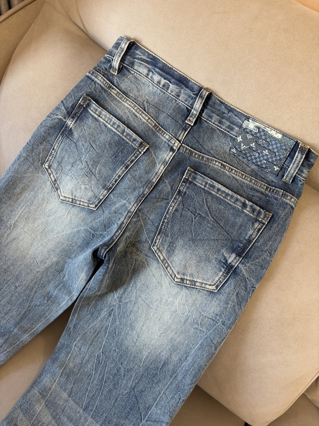 专柜🆕2026春夏设计推荐 热卖牛仔裤🆕柔软亲肤面料 奢华头层牛皮腰牌 经典蓝洗水 专柜限量款 奢华感订