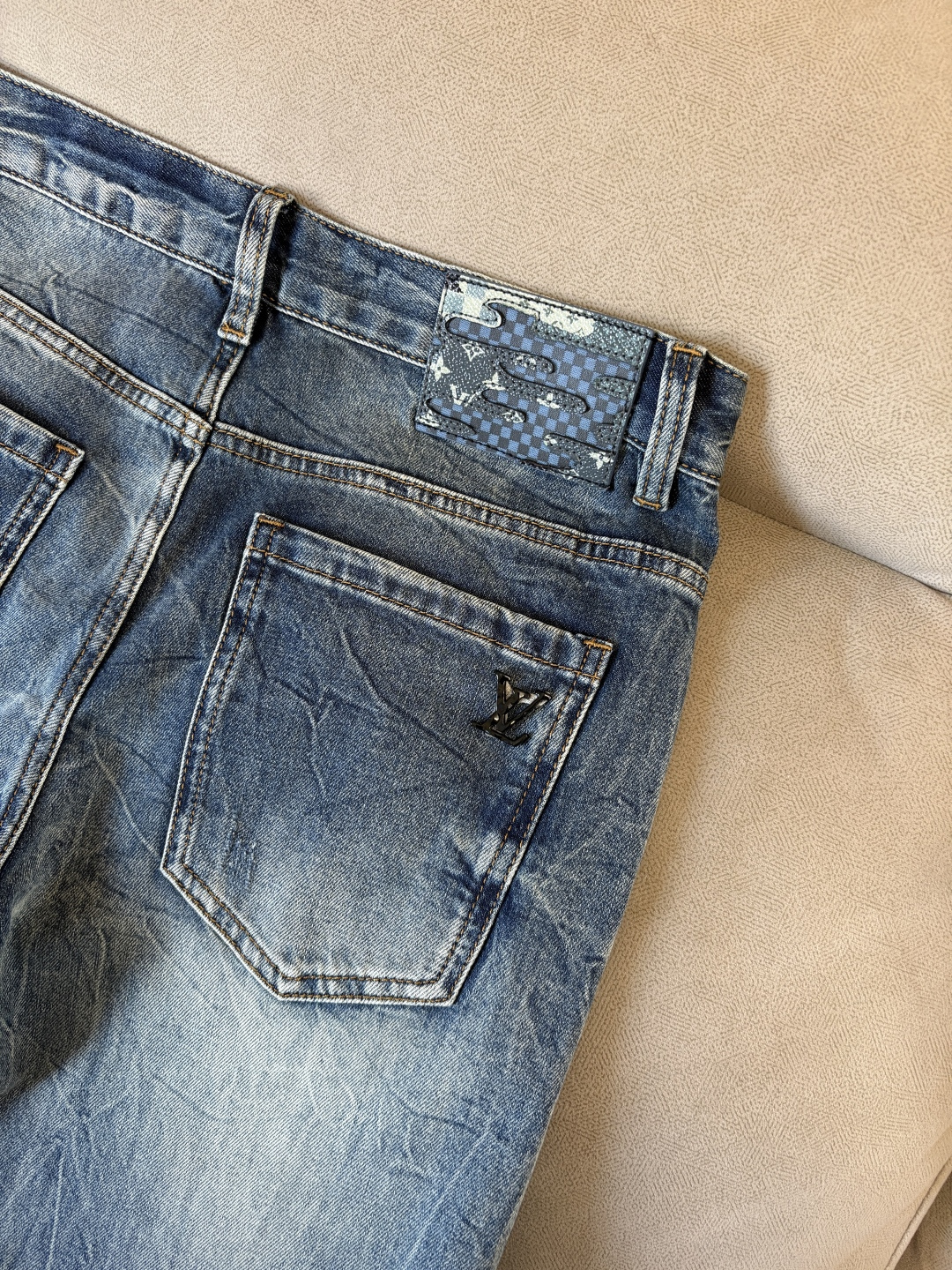 专柜🆕2026春夏设计推荐 热卖牛仔裤🆕柔软亲肤面料 奢华头层牛皮腰牌 经典蓝洗水 专柜限量款 奢华感订